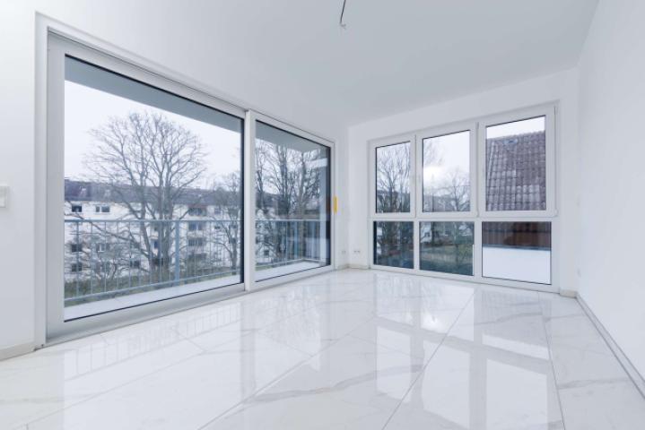 Schlafzimmer mit XXL Fenstern und Balkon