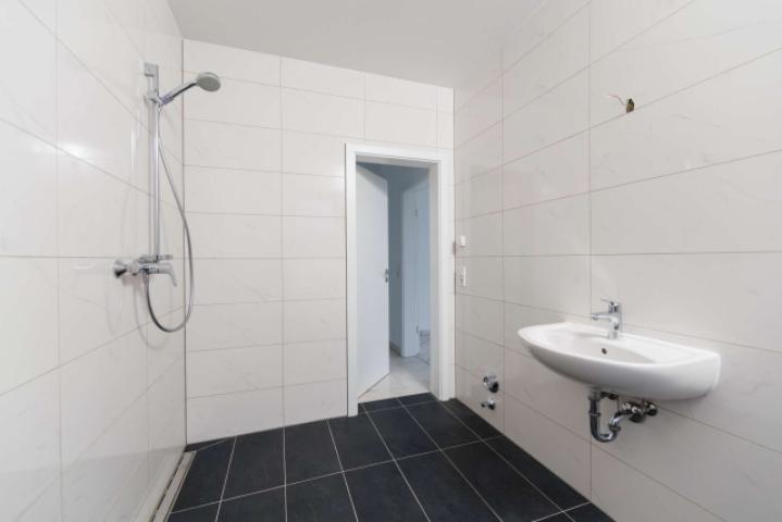 ...mit ebenderdiger Dusche