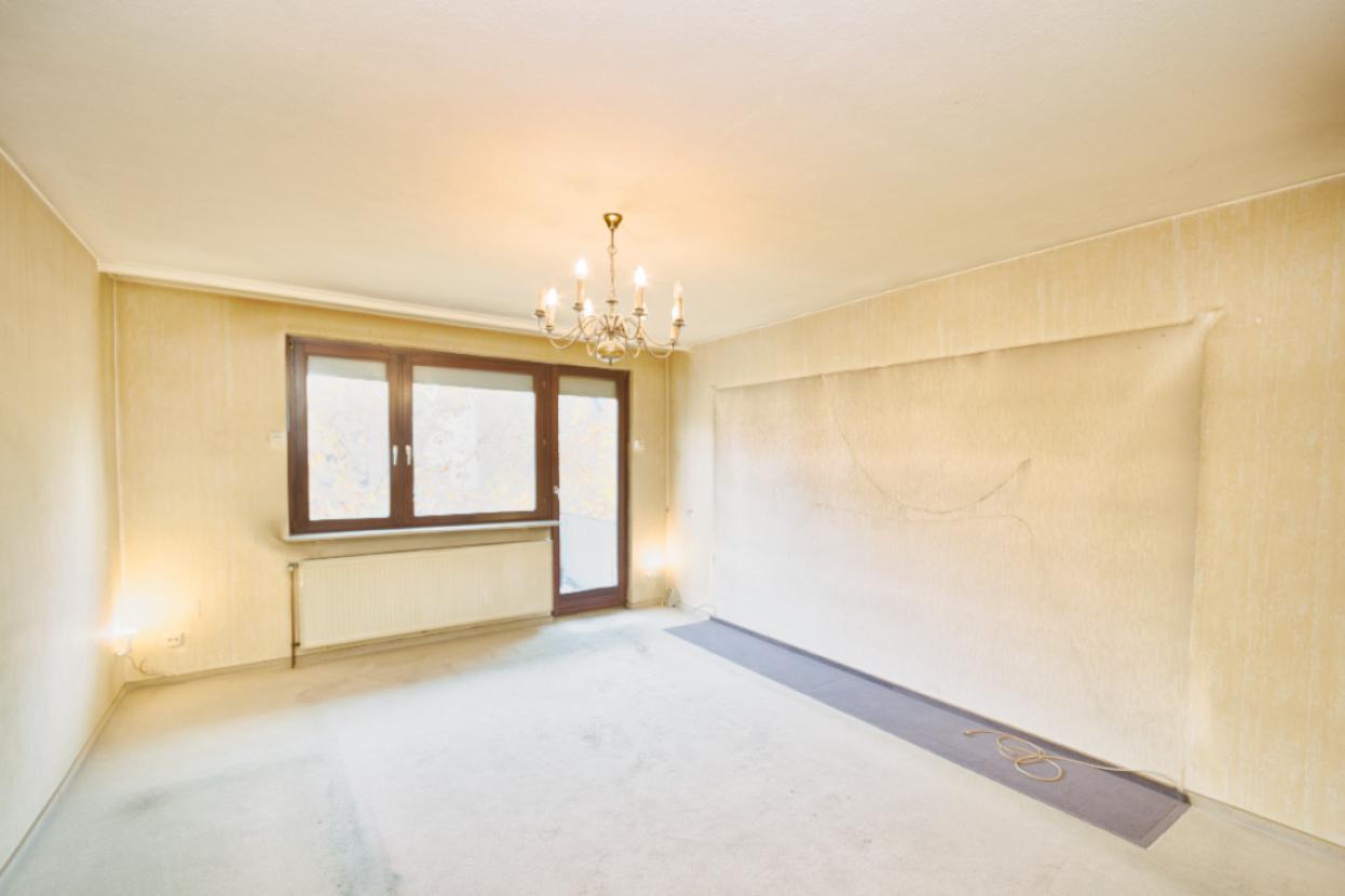 Großes, helles Wohnzimmer mit Balkon zur Rheinstraße...