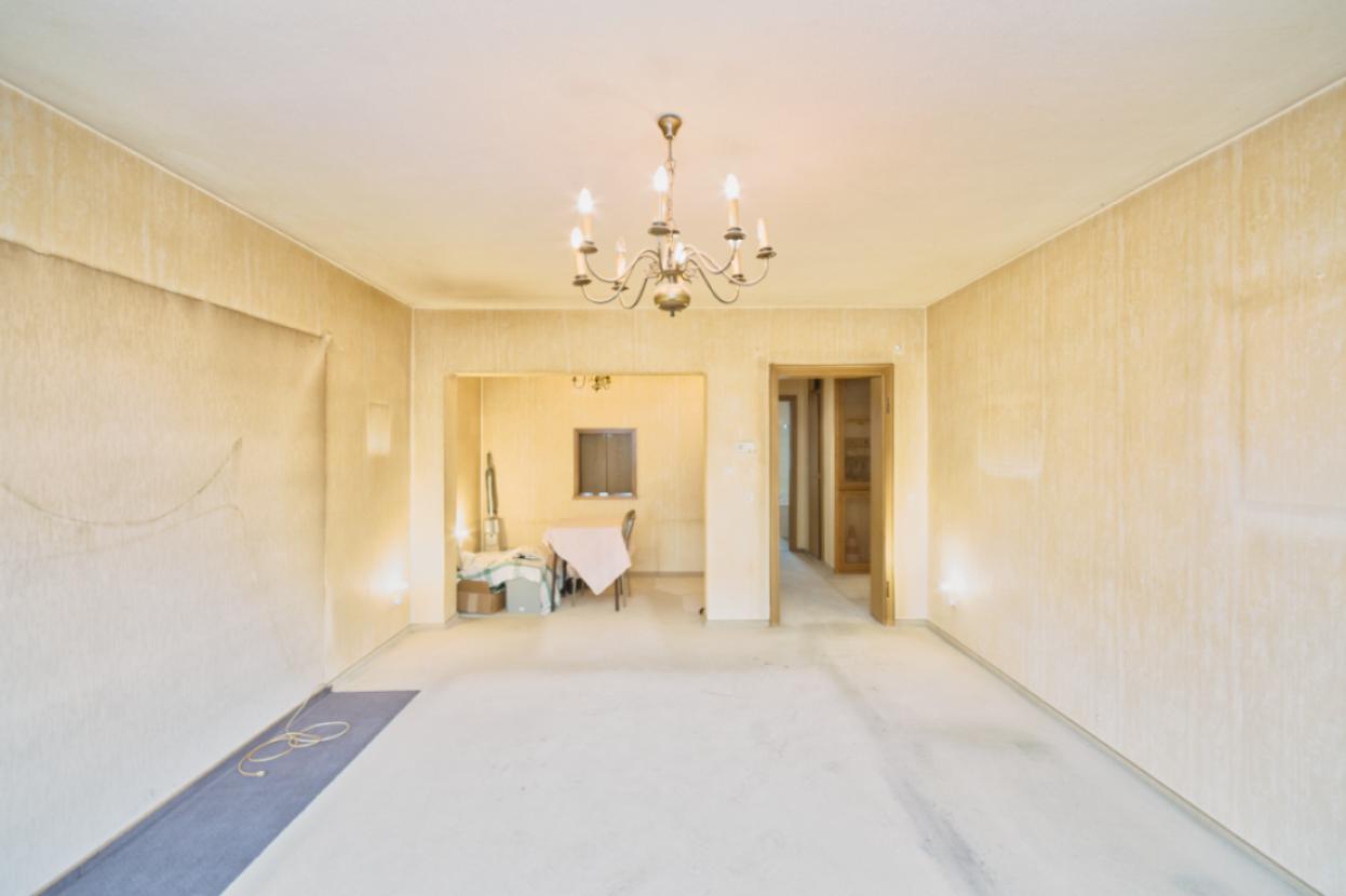 ... Essbereich im Wohnzimmer mit Durchreiche in die Küche