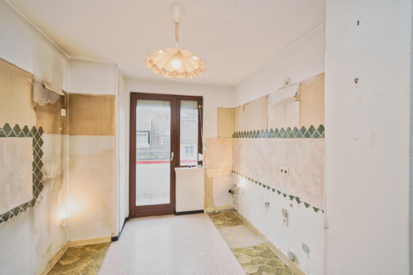 Große Küche mit schönem Balkon in den Innenhof