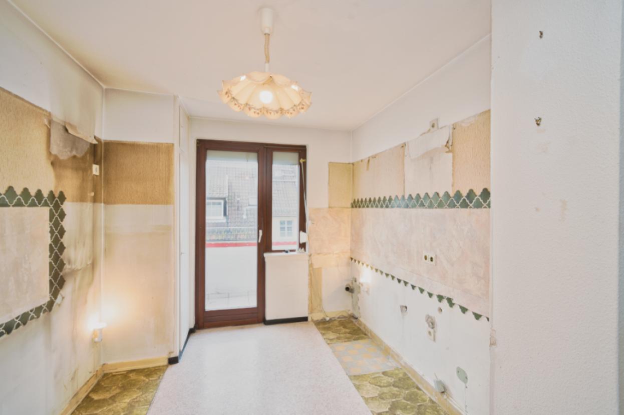 Große Küche mit schönem Balkon in den Innenhof