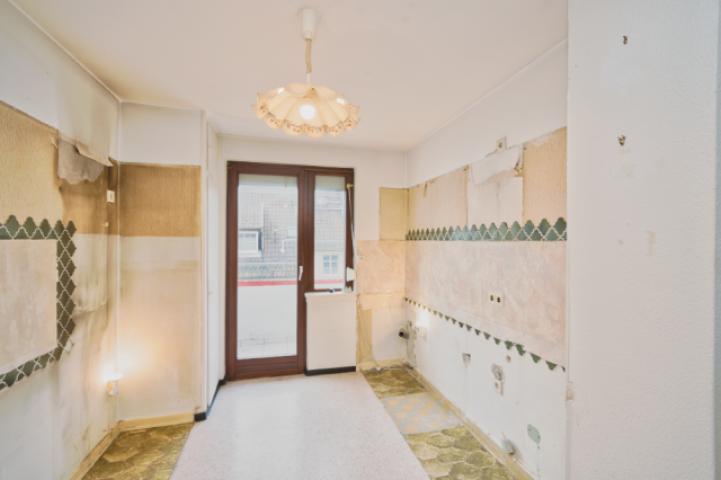 Große Küche mit schönem Balkon in den Innenhof