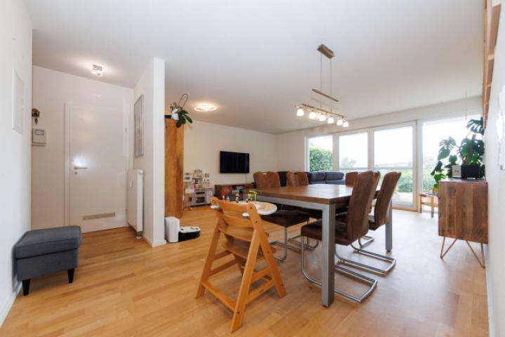 Lichtdurchflutetes Wohnzimmer..