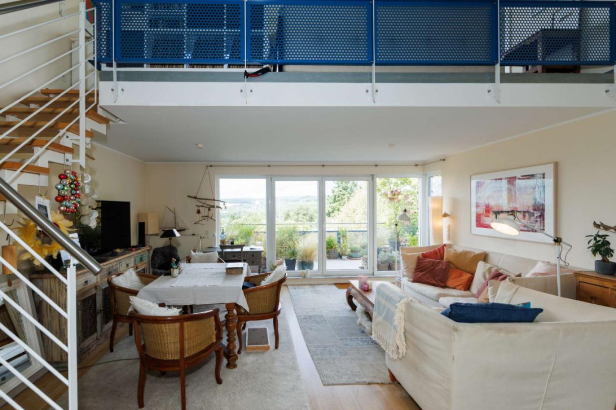 lichtdurchflutet Dank großer, bodentiefer Fenster...