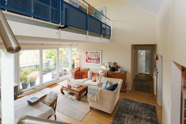 Blick von der Galerie auf Wohnzimmer und Flur