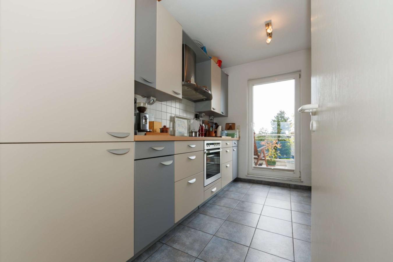 Gut geschnittene Küche mit eigenem Balkon...