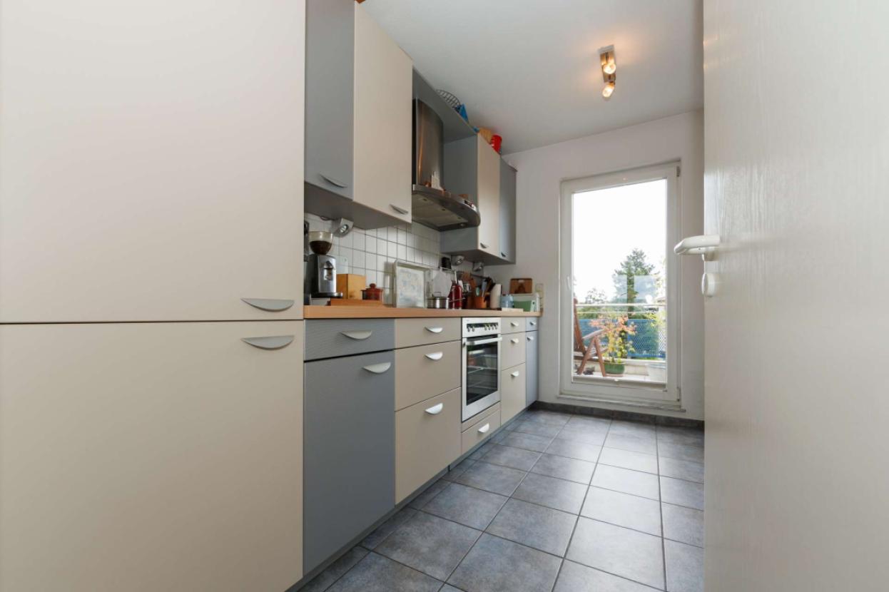 Gut geschnittene Küche mit eigenem Balkon...