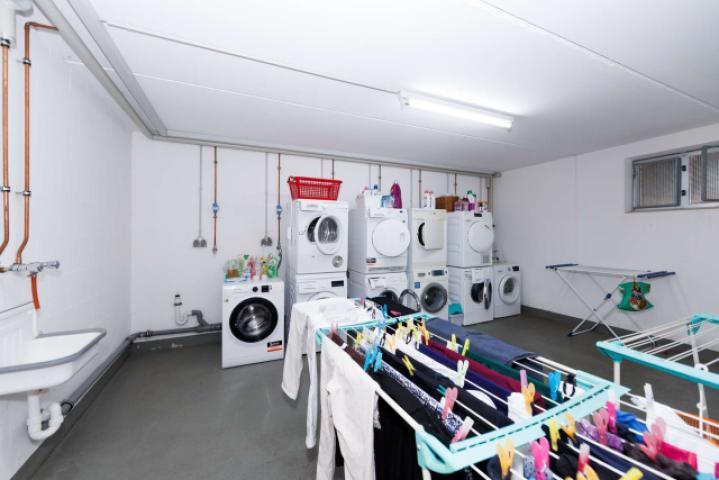 Großer, gepflegter Wasch- und Trockenraum