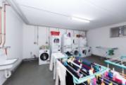 Großer, gepflegter Wasch- und Trockenraum