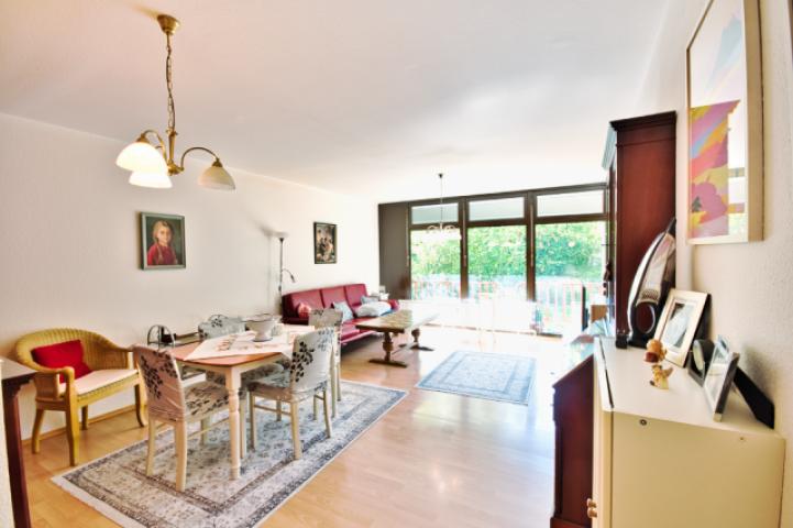 Großes Wohnzimmer mit viel Licht und Grünblick