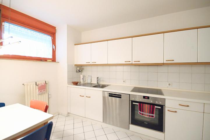 Große Küche mit Essecke