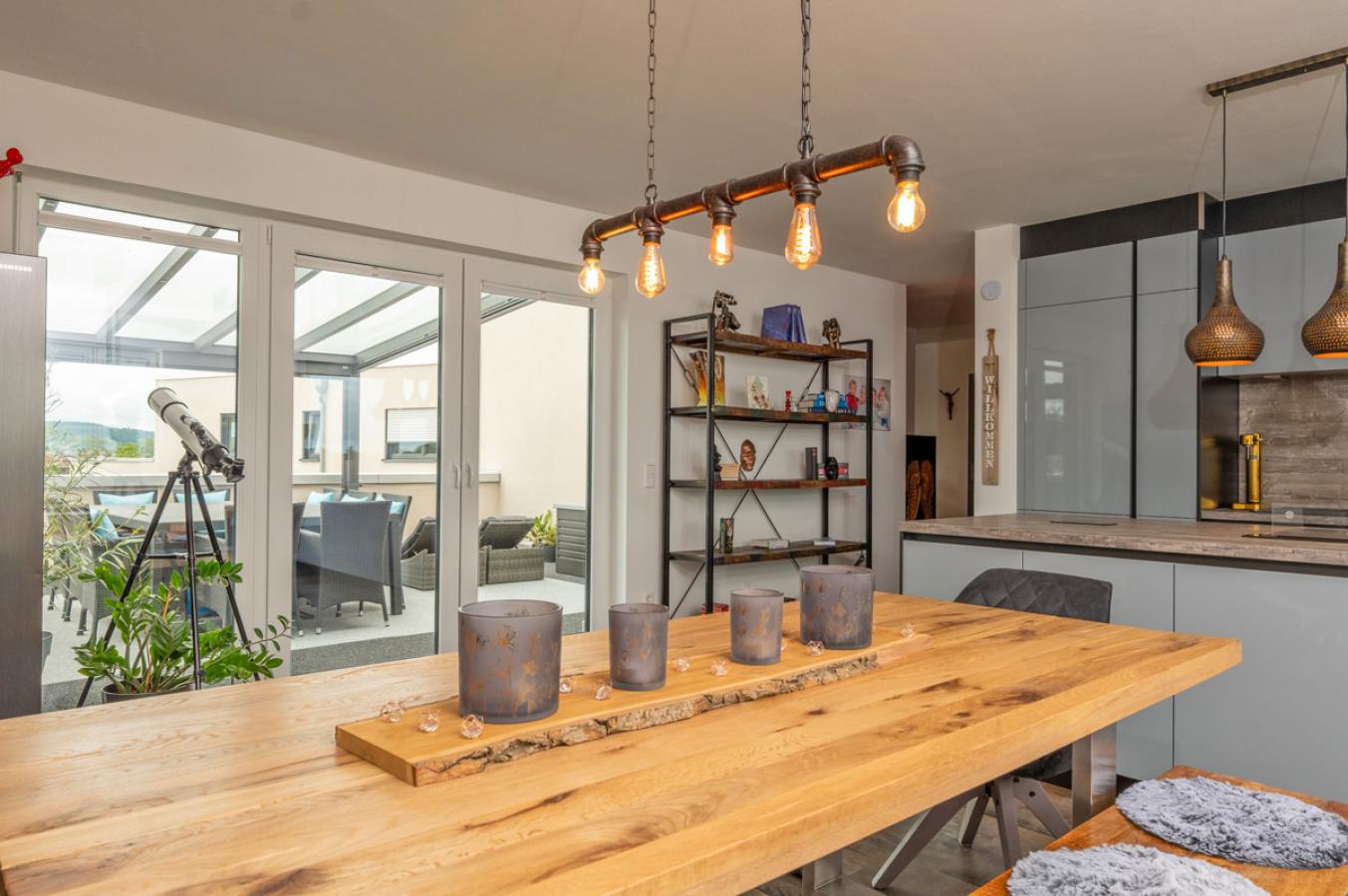 lichtdurchflutetes Esszimmer