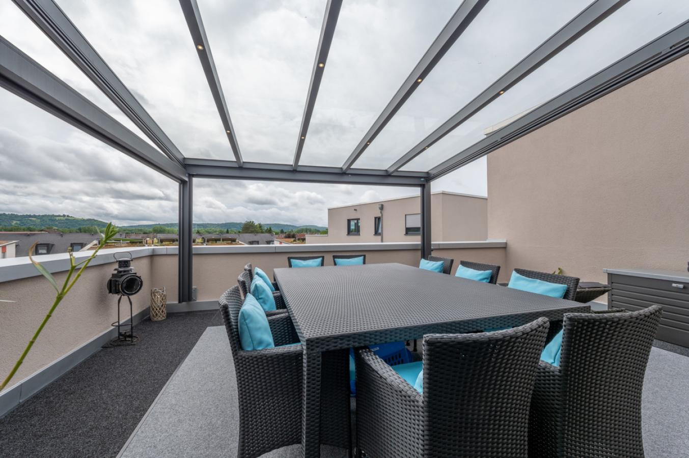 große Dachterrasse m. Pergola u. Markisen