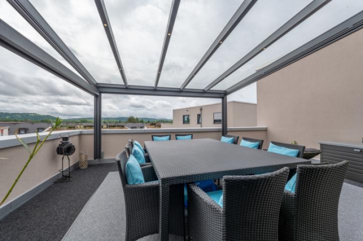 große Dachterrasse m. Pergola u. Markisen