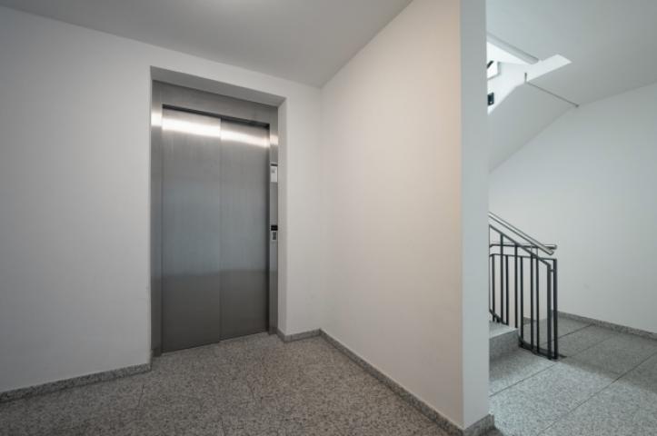Treppenhaus mit Fahrstuhl