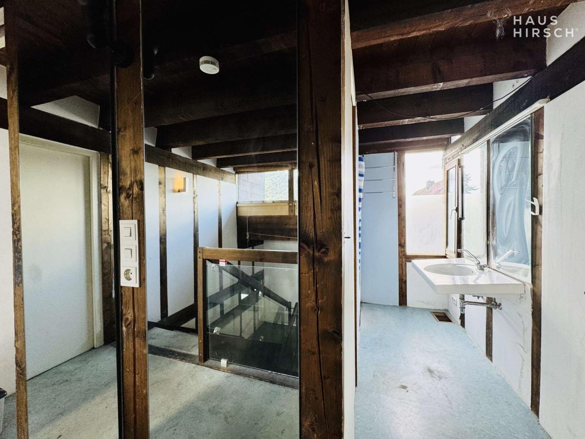 2. Halbobergeschoss Blick ins Duschbad mit Spiegelung Flur und Treppenhaus