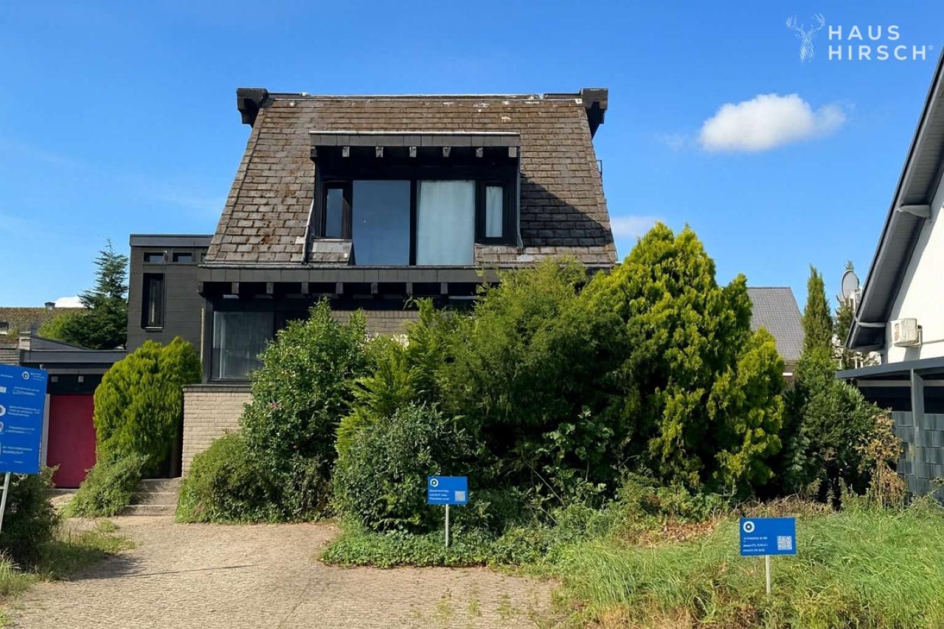 Ansicht mit Parkplätzen