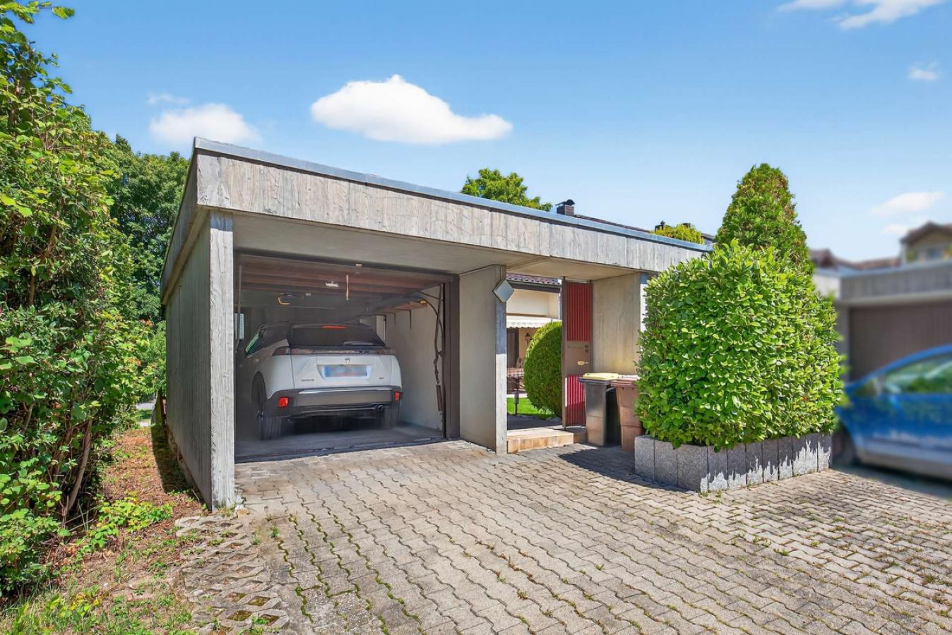 Garage und Gartentür