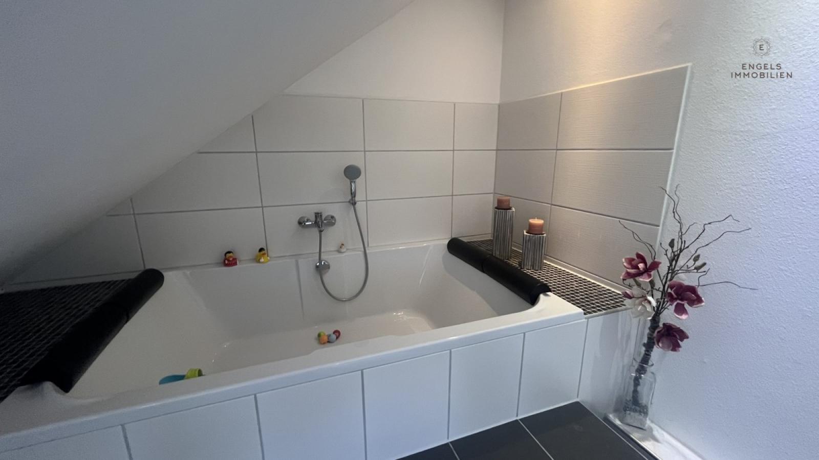 große Wellness-Badewanne