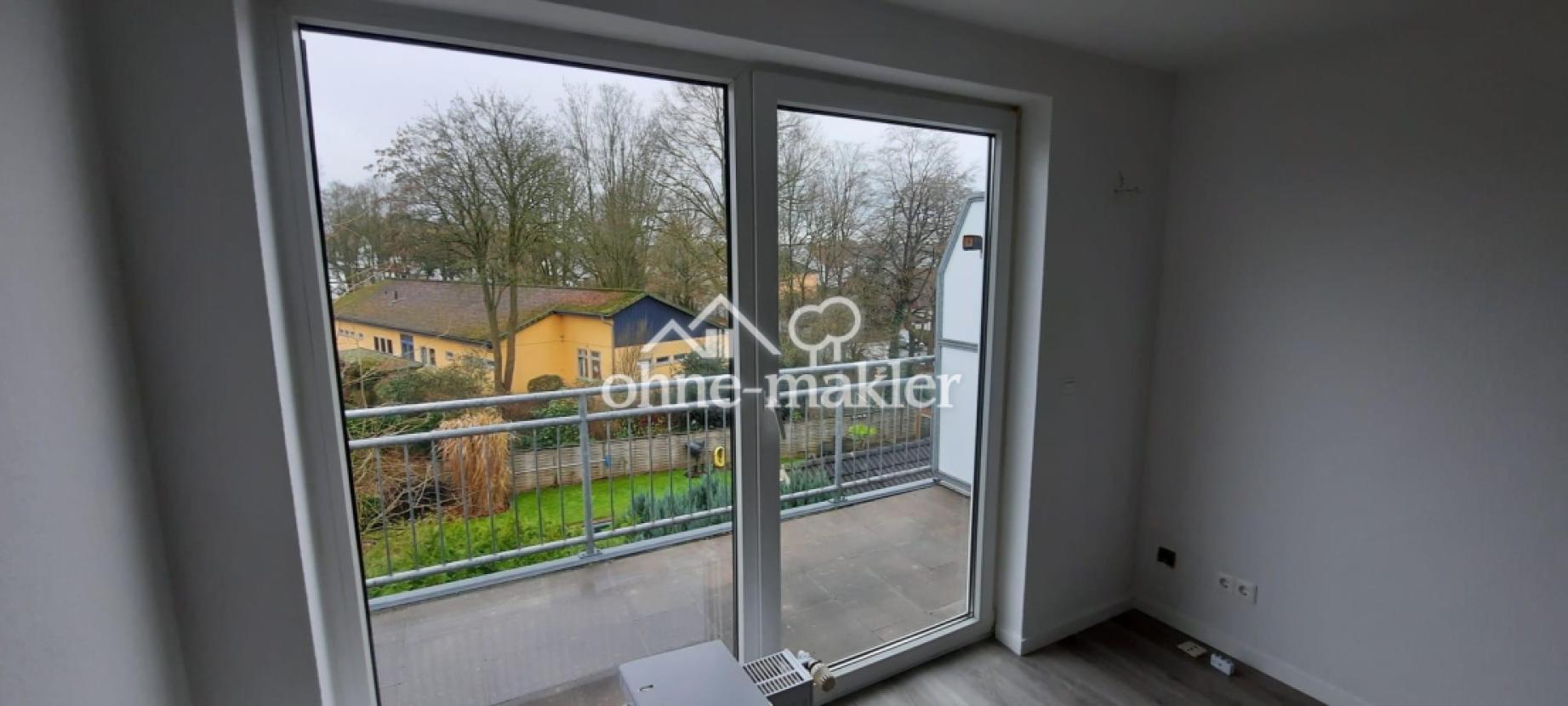 Wohnzimmer und Südbalkon