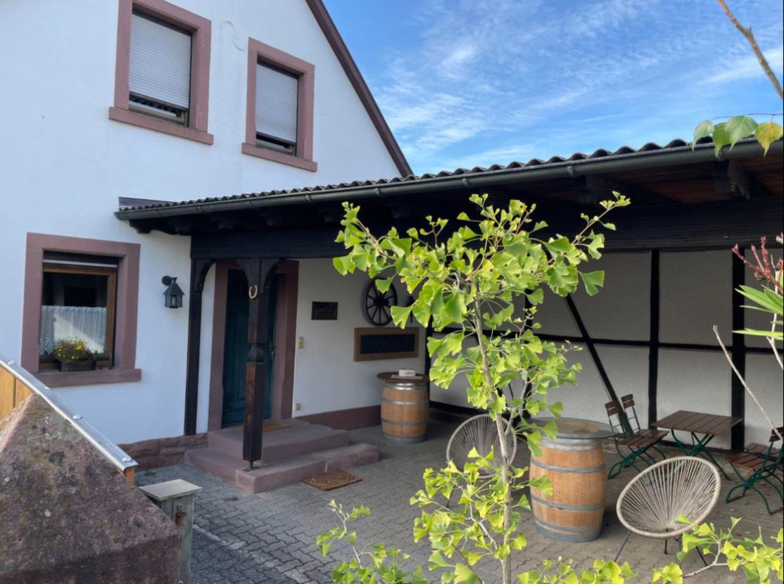 Hauseingang mit überdachtem Freisitz