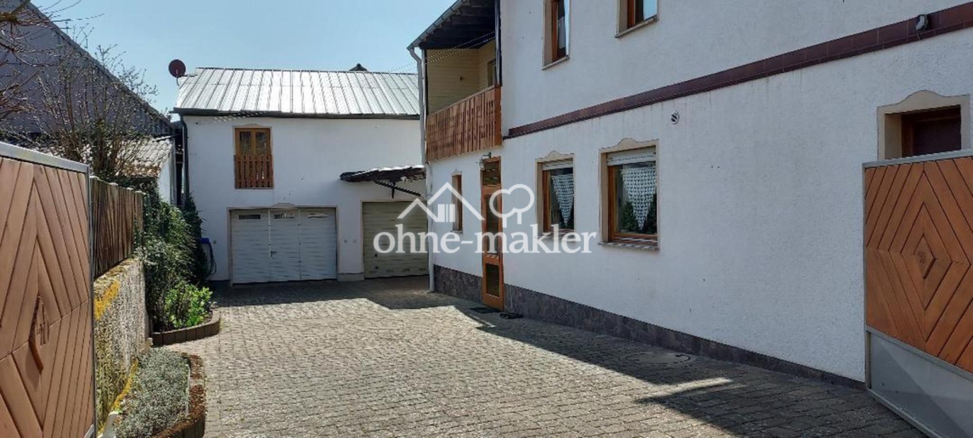 Hofeinfahrt + Garagen Haus 1