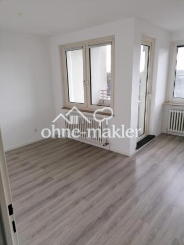 Wohnzimmer mit Balkon/Loggia