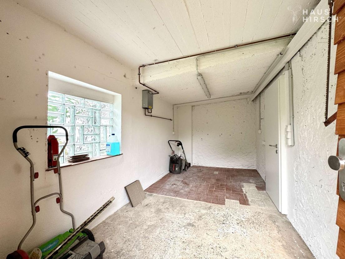 Vielseitig nutzbarer Nebenraum - ehemals Garage - mit Zugang von innen und außen