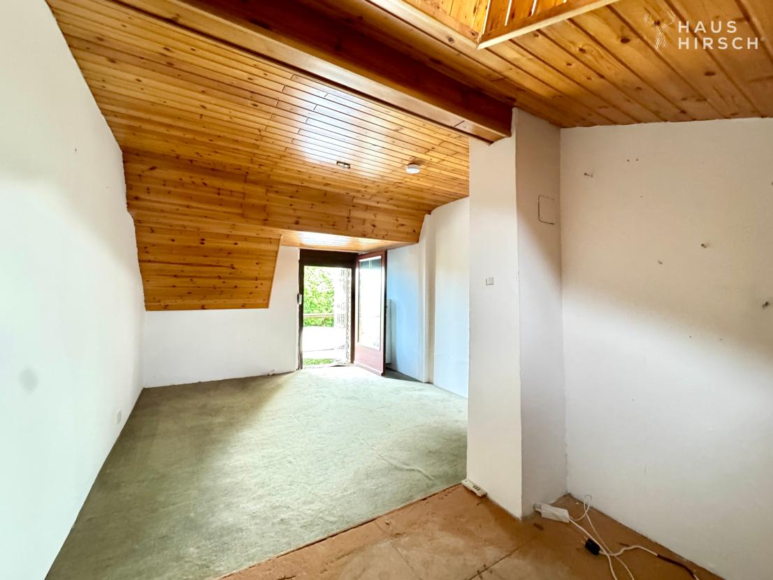 DG Schlafzimmer mit Zugang auf Balkon