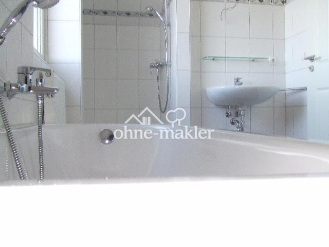 Bad: Wanne und Dusche (oben)
