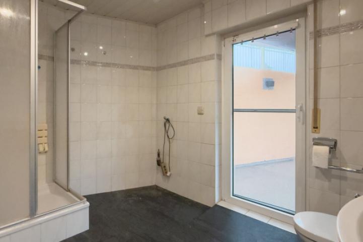 Badezimmer mit Dusche