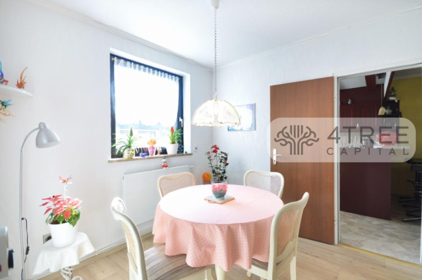 Esszimmer mit Zugang zur Küche