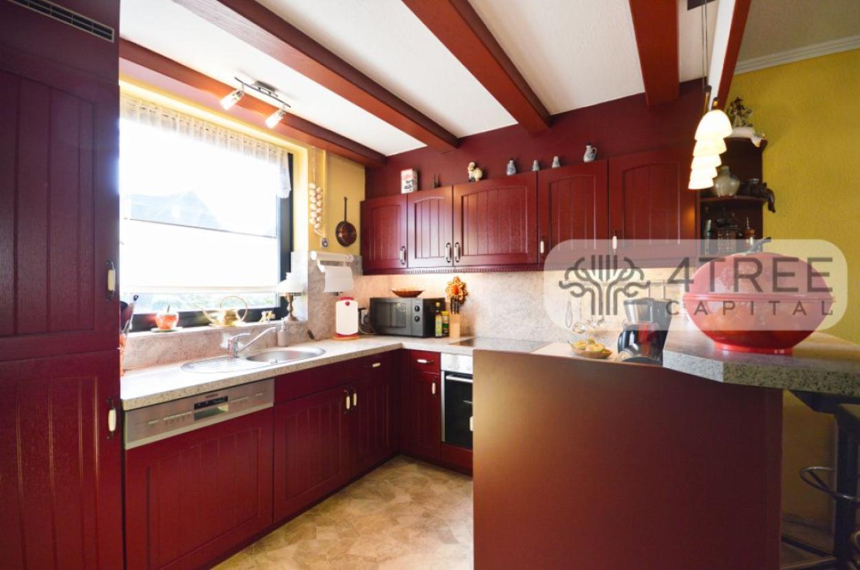 Neuwertige Einbauküche mit Tresen