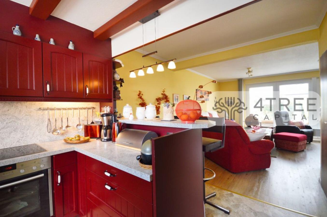 Blick von der Küche in den Wohnbereich