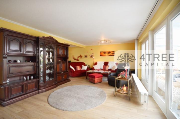 Großes Wohnzimmer mit intergriertem Essbereich