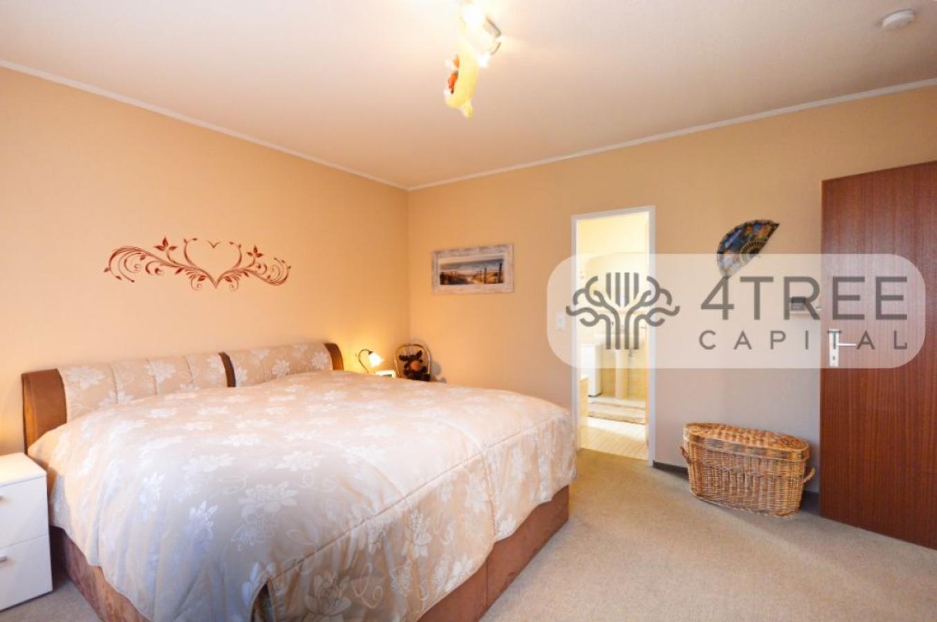 Schlafzimmer mit Bad-ensuite