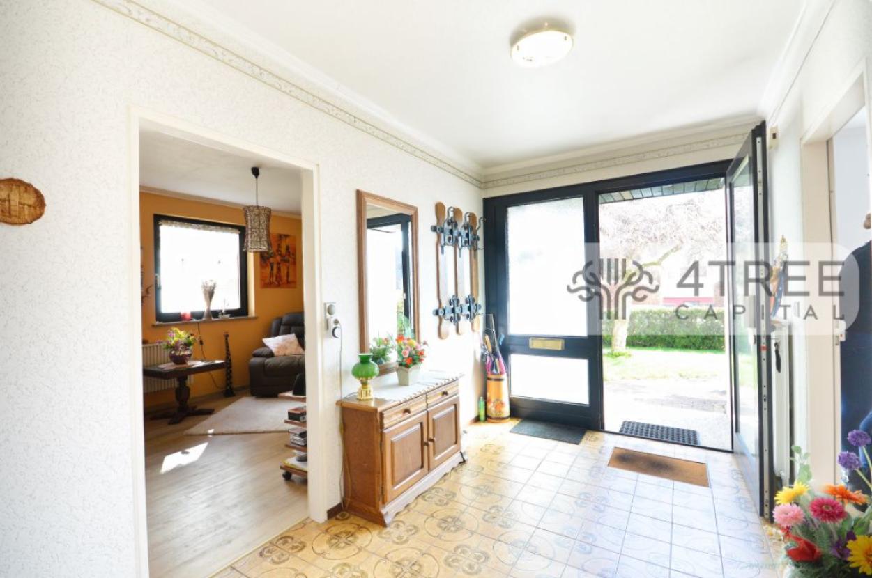 Große Diele mit Hauseingang