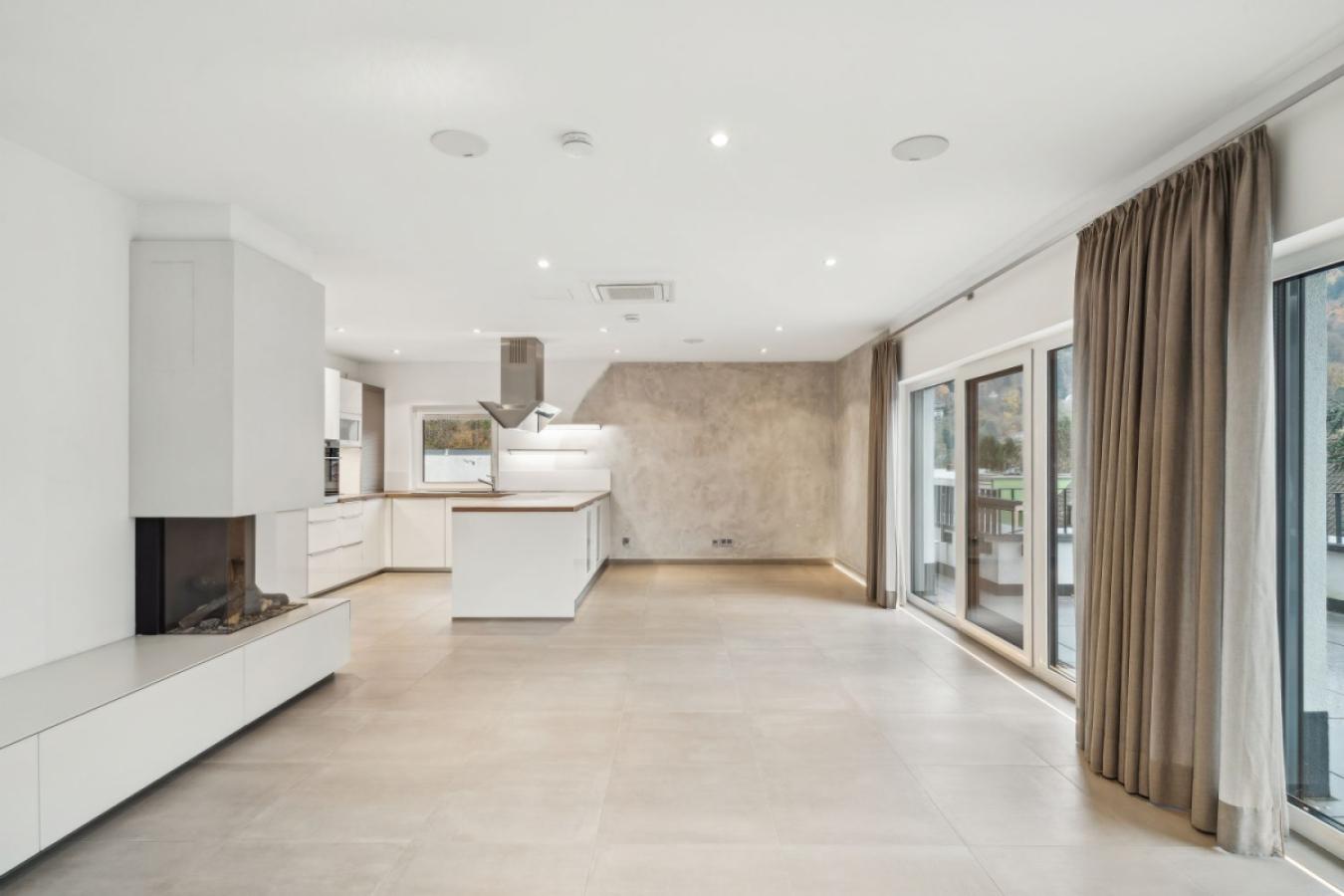 Wohnlandschaft mit Essbereich und Kamin