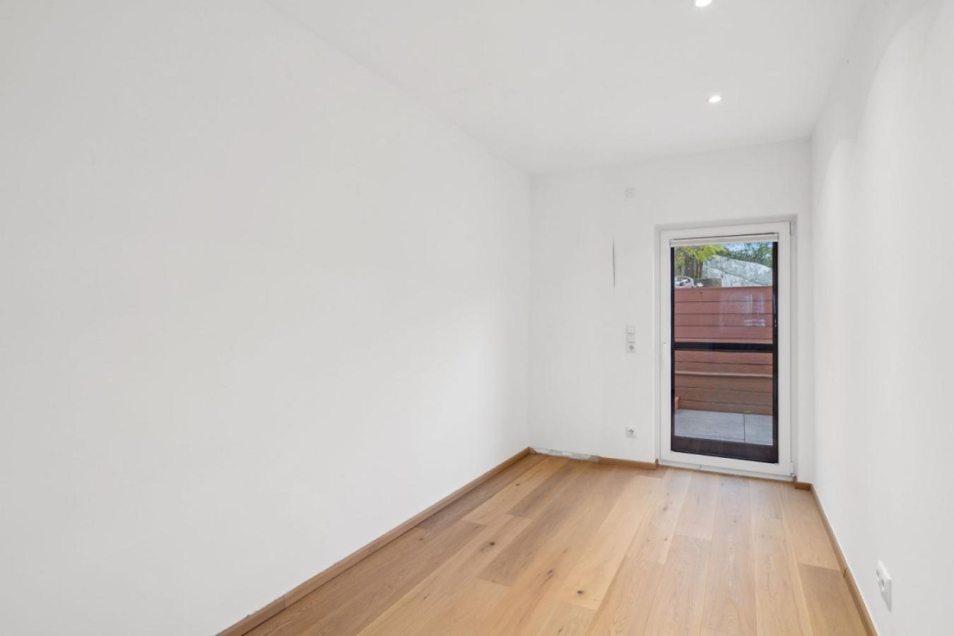 Ankleidezimmer mit Zugang zum Freisitz