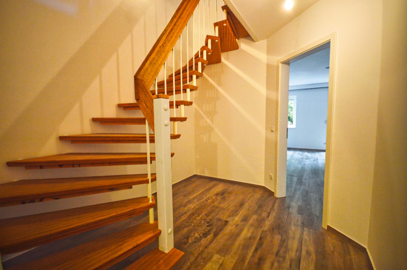 Große Diele mit Treppe zum OG