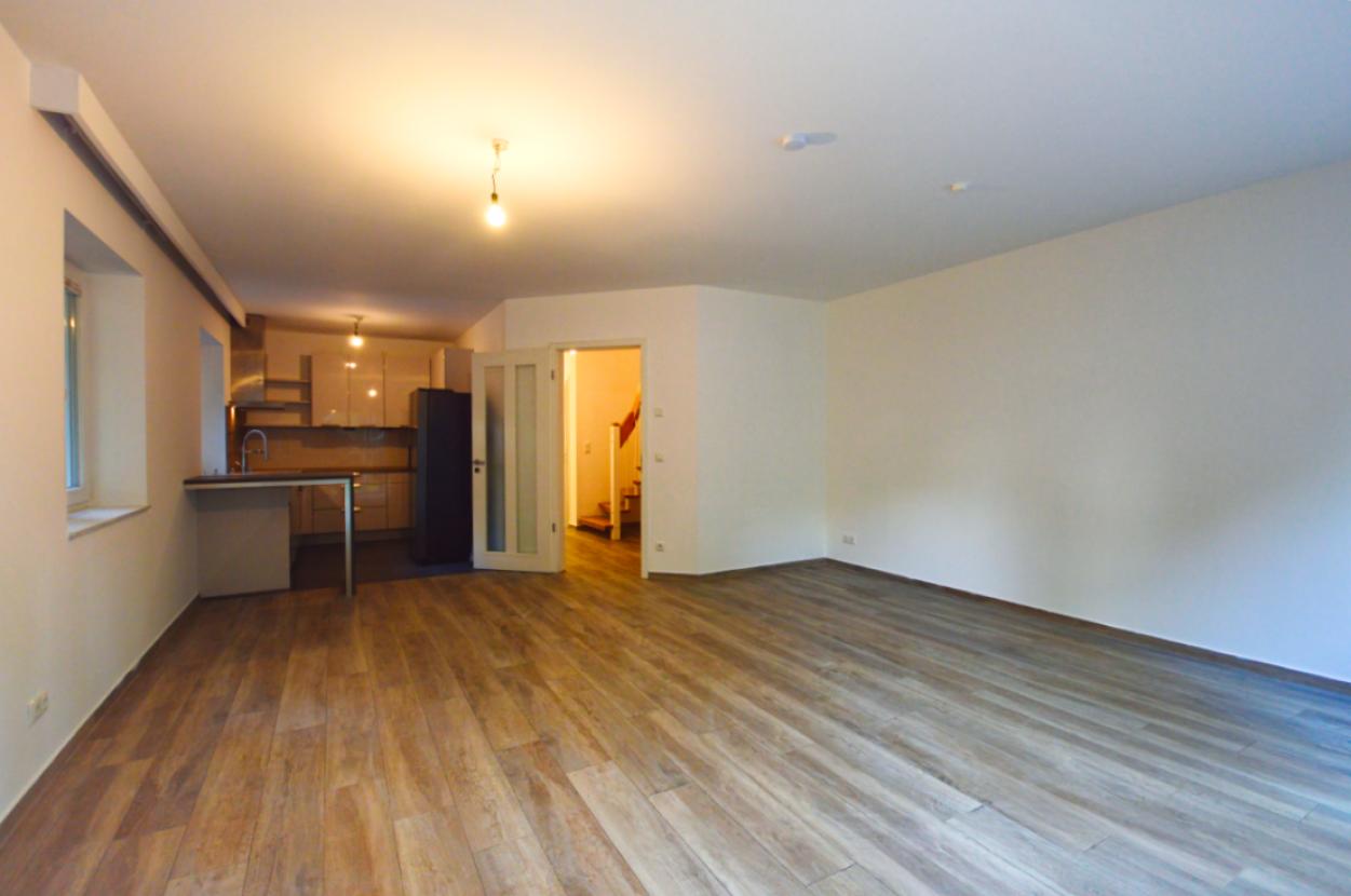 Wohnzimmer mit kommunikativer Küche