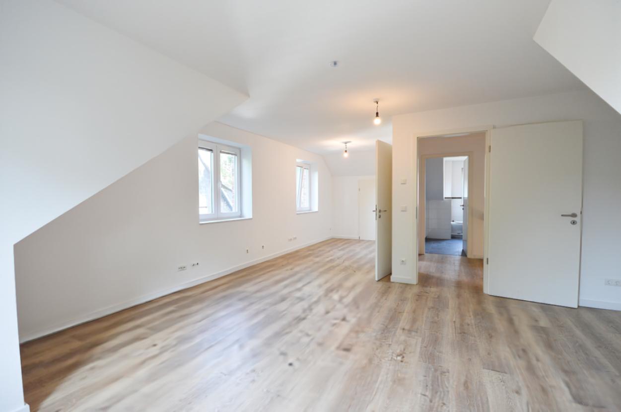 Studio mit Ankleide- und Bürobereich