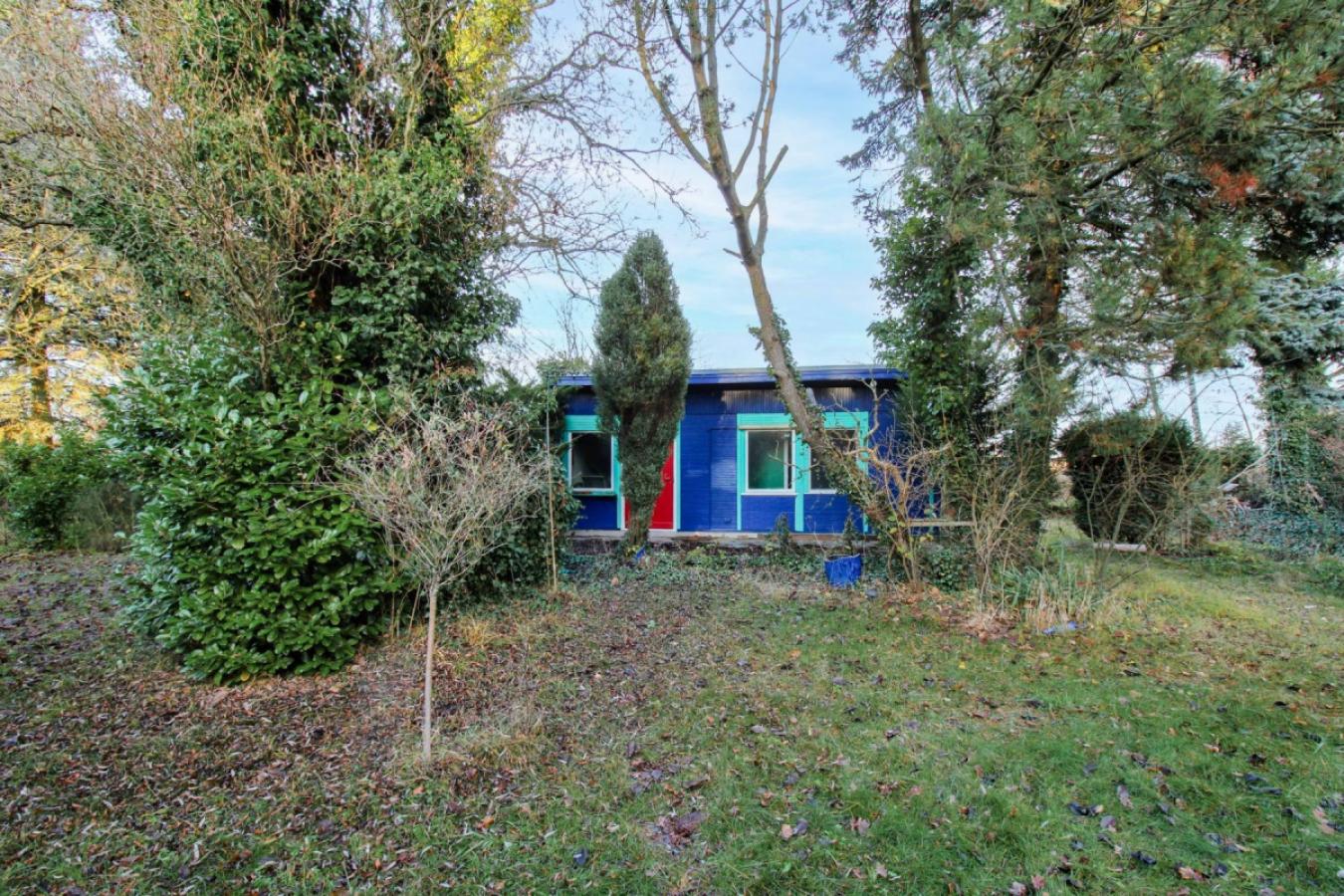 Hinterer Bereich mit Bungalow