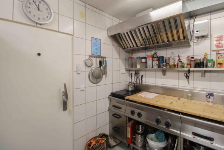 Küche mit Kühlkammer