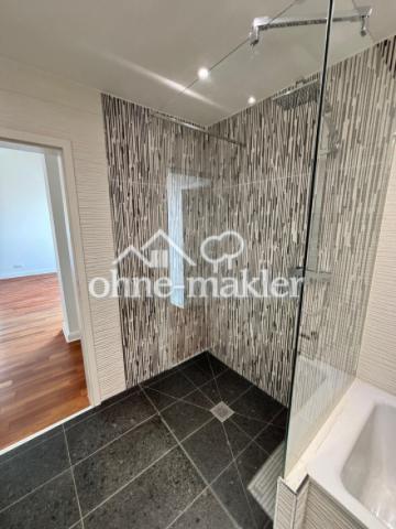 und bodenebener Dusche