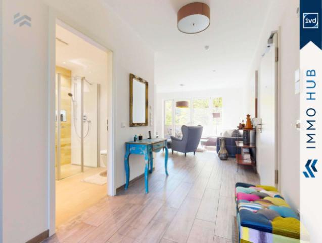 Flur mit Blick in den offenen Wohnbereich