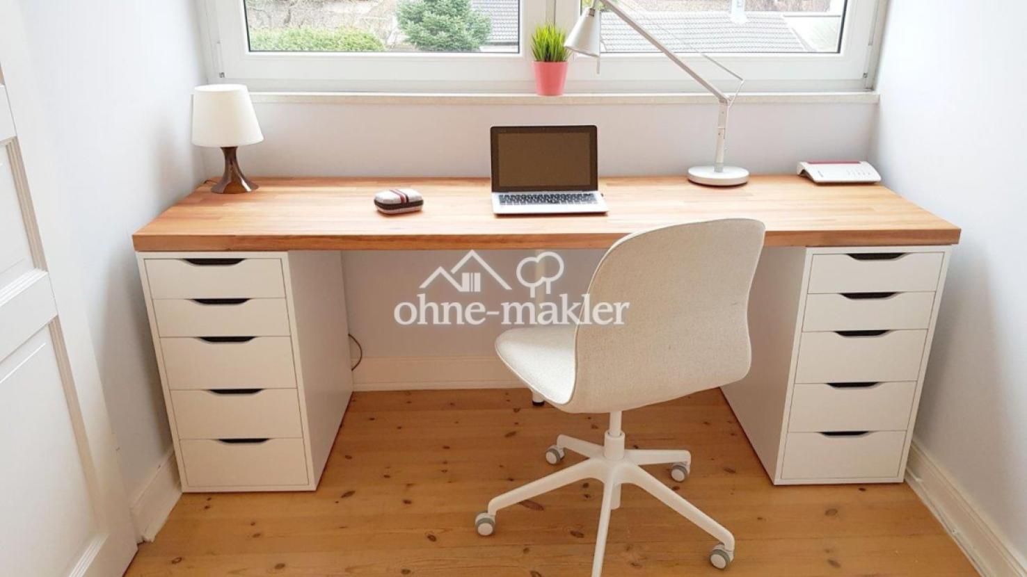 großer Schreibtisch mit ...