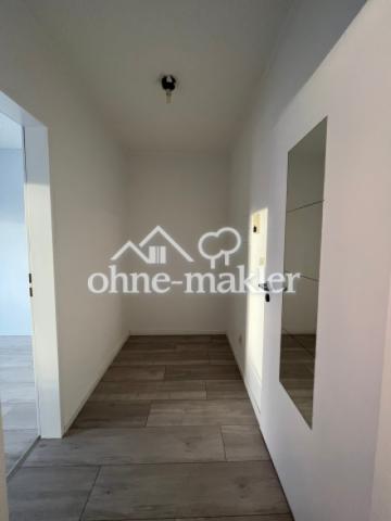 Flur mit Türe zum Bad