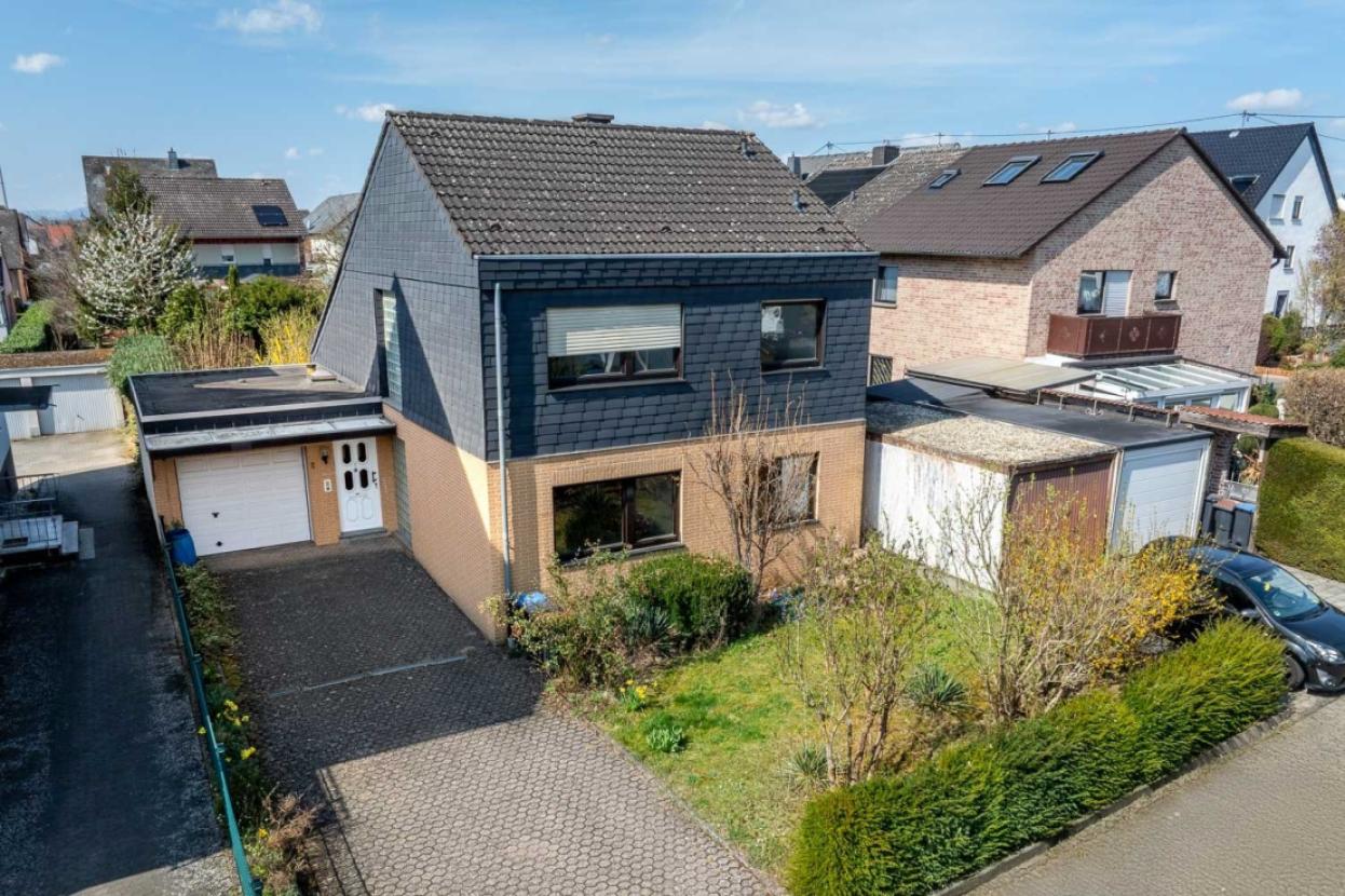 Einfamilienhaus mit 2x Garagen